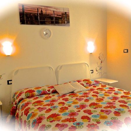 Top Suit Centro - Guest House Brugherio Pokoj fotografie